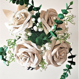 Bouquet di fiori di carta del libro decorato con foglie di eucalipto artificiale e respiro del bambino, fiore del libro decorato, bouquet di nozze a tema del libro