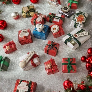Miniature Christmas gifts RANDOM SETof 5/10, Dollhouse Christmas gifts, various sizes and finishing, dollhouse gifts, Christmas village