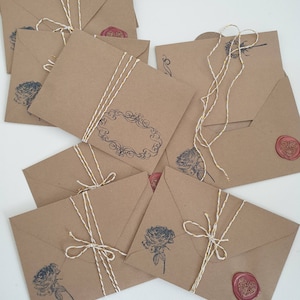 Buste artigianali marroni con carte decorate, SET di 8 BUSTE DECORATE, cera a forma di cuore sigillata, stampata davanti e dietro, carta decorata