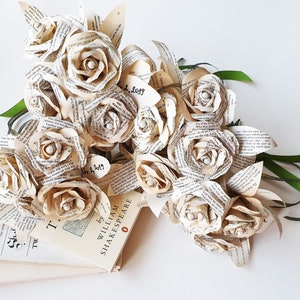 Fiori di libri di Shakespeare, matrimonio di Shakespeare, matrimonio a tema libro, rose di pagine di libri, libro riciclato di Shakespeare, decorazioni per matrimonio a teatro