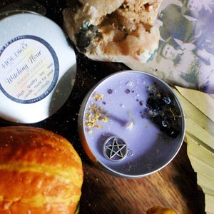 Candela di cristallo Witching Hour: candela di cera di soia con onice e fiori di sambuco