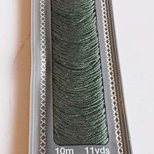 Puede incluir: Un paquete de hilo de bordar Madeira Moulin&eacute; en color 2603, un verde oscuro. El paquete est&aacute; etiquetado con el n&uacute;mero de color, el n&uacute;mero de lote y la longitud del hilo. El hilo es 100% algod&oacute;n mercerizado y es resistente a la decoloraci&oacute;n.