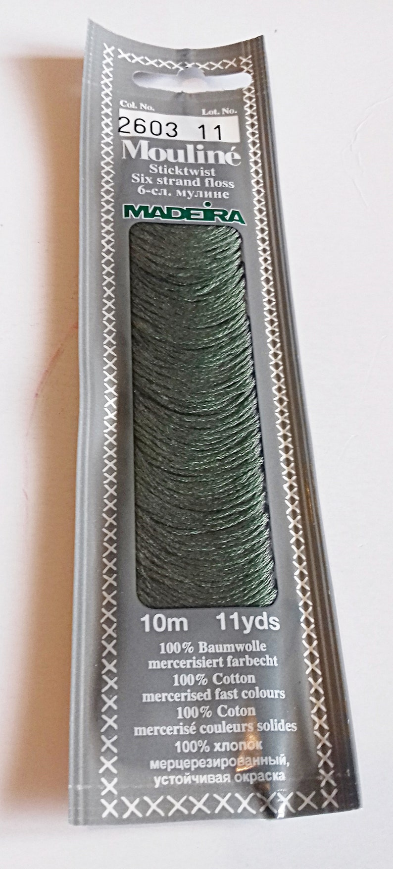Puede incluir: Un paquete de hilo de bordar Madeira Moulin&eacute; en color 2603, un verde oscuro. El paquete est&aacute; etiquetado con el n&uacute;mero de color, el n&uacute;mero de lote y la longitud del hilo. El hilo es 100% algod&oacute;n mercerizado y es resistente a la decoloraci&oacute;n.