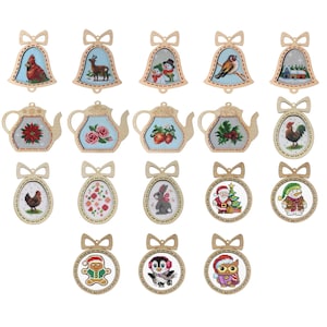 Puede incluir: Una colección de diecinueve adornos de madera con diseños de punto de cruz. Las formas incluyen campanas, teteras y óvalos, cada uno rematado con un lazo. Los diseños representan diversos temas estacionales, animales, flores y figuras festivas.