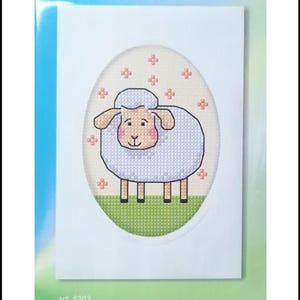 Biglietto d'auguri con agnello a punto croce, ottimo regalo o progetto. Crea il tuo biglietto di Pasqua con questo adorabile kit Orchidea Art.6303 Agnello nel campo.