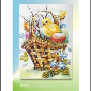 Biglietto d'auguri a punto croce con pulcino di Pasqua in un cestino. Crea il tuo biglietto di Pasqua con questo delizioso kit Orchidea. Art.6220