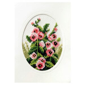 Machen Sie Ihre eigene Stockrosen-Gruß-Karte. Kreuzstich Kartenset Von Orchidea. Tolles Geschenk oder Bastelprojekt. Kreuzstich auf gedruckter Aida.