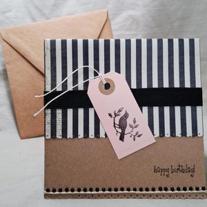 Handgemaakte gelukkige verjaardagskaart met envelop. Maak je verjaardagswensen extra speciaal met een handgemaakte kaart. 14 x 14 cm. Handgemaakt.