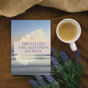 Puede incluir: Un diario azul y blanco con el texto "the DREAM LIFE VISUALIZATION JOURNAL" y "A JOURNAL FOR PEOPLE WANTING TO MANIFEST THEIR DREAM LIFE" y "a journal from HOUSEANDHOME LIFE".