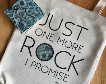 Könnte beinhalten: Eine weiße Canvas-Tragetasche mit schwarzem Text, der "Just One More Rock I Promise" und "Mom's Bag" lautet.