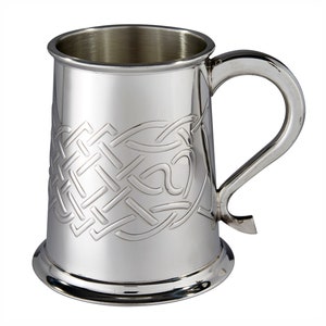 Jarra de cerveza de peltre Wentworth de 1 pinta con nudo celta de Islay en relieve