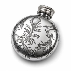 Frasco de bolso em estanho com pavão de 60ml, miniatura para bebidas destiladas, presente artesanal inspirado na natureza.