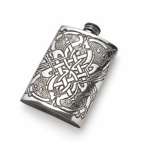 Petaca de peltre con nudo celta en relieve de 88 ml, petaca escocesa artesanal, regalo grabado para padrinos de boda (Reino Unido)