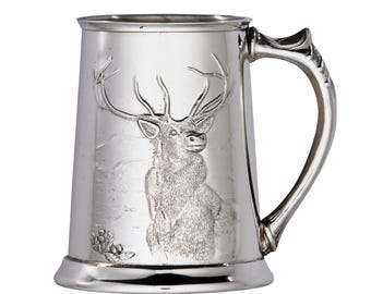 Jarra de peltre hecha a mano: Jarra de cerveza con ciervo Monarca del Valle en relieve, 1 pinta
