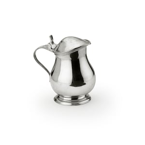 Könnte beinhalten: Eine silberne Kanne mit Deckel und rundem Korpus. Die Kanne hat einen Henkel und einen ausgestellten Boden.