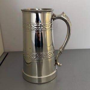 Caneca de cerveja alta em relevo Wentworth Pewter Lager: caneca de cerveja feita à mão, Sheffield, Reino Unido