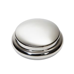 Könnte beinhalten: Ein runder, polierter silberfarbener Metallknopf mit einer glatten, gewölbten Oberfläche und einem etwas breiteren, abgerundeten Rand an der Basis. Das Objekt hat eine reflektierende, metallische Oberfläche, die das Licht einfängt.