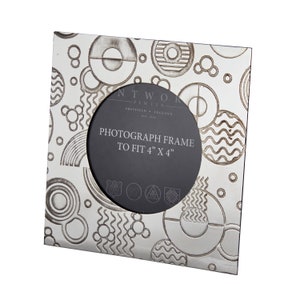 Op de afbeelding: Een zilveren tinnen fotolijst met een geometrisch patroon. De lijst is ontworpen om een foto van 10x10 cm te passen. De lijst is gemaakt door NTWORK Pewter, Sheffield, Engeland.