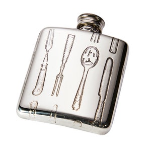 Puede incluir: Una petaca rectangular de metal plateado con un patrón grabado de varios cubiertos, incluyendo un tenedor, una cuchara y un cuchillo. La petaca tiene una parte superior redondeada con un tapón de rosca y un acabado pulido y reflectante.