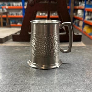 Caneca de estanho Wentworth de 1 litro, meio martelada, com acabamento antigo