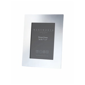 Könnte beinhalten: Ein silberner Bilderrahmen mit schwarzem Passepartout und einem Etikett mit der Aufschrift "Wentworth Pewter, Sheffield England, The Lamp, Picture Frame To Fit 7" x 5"".