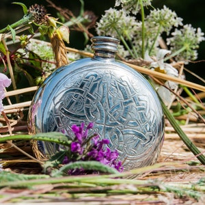 Wentworth Pewter Sunfish Round Flask – 6oz Capacity Handmade English Pewter Spirit Flask, Gift Boxed