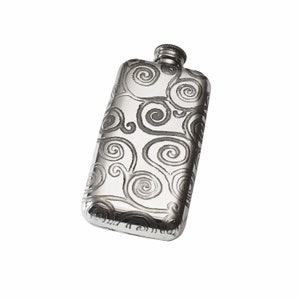 Pode incluir: Uma garrafa de bolso prateada com um padrão decorativo de redemoinhos gravados. A garrafa tem formato retangular com bordas arredondadas e uma tampa de rosca. O design gravado cobre a frente da garrafa.
