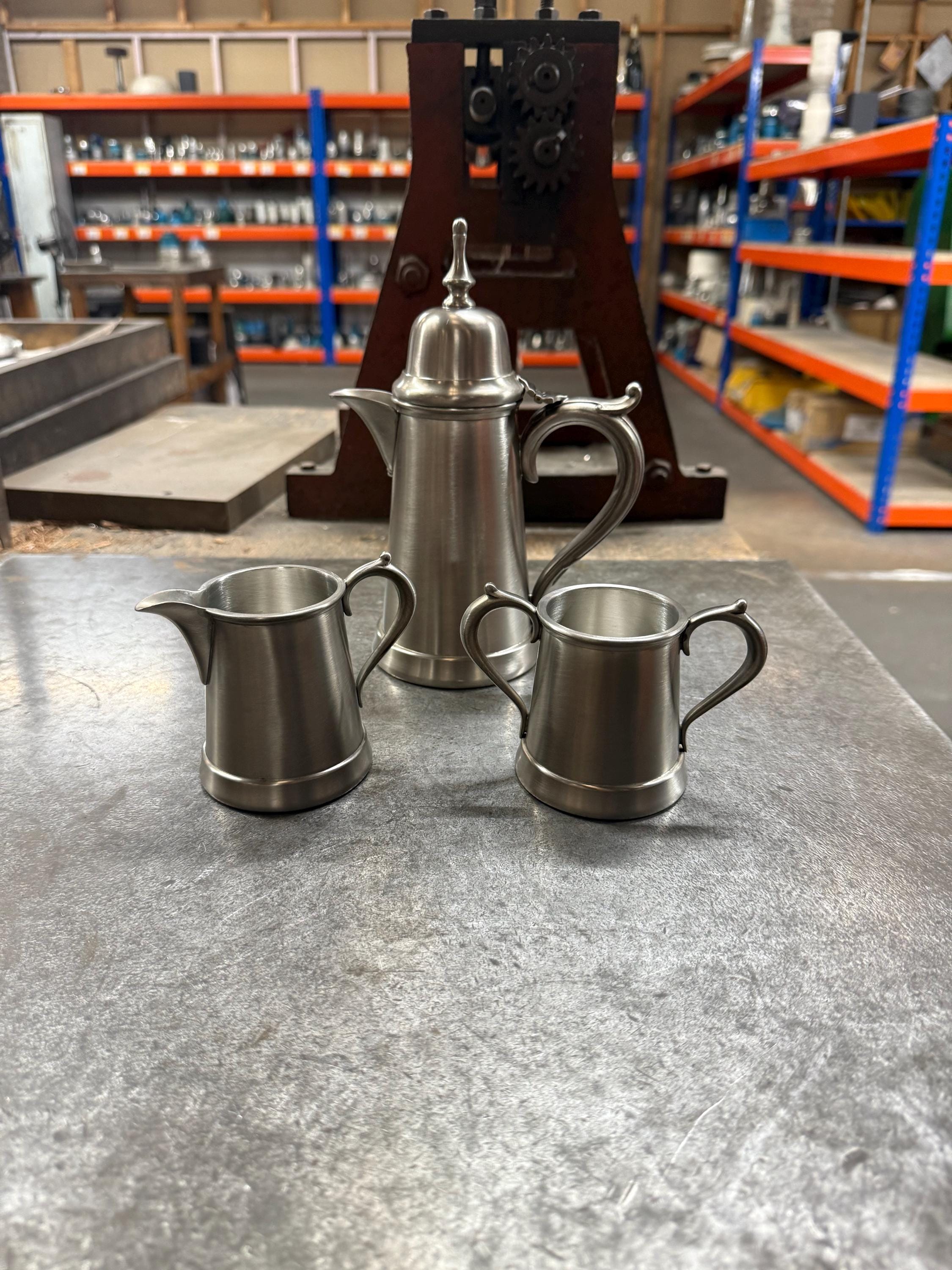 SERVICE ; CAFÉ en étain ; 3 pièces , cafetière , pot a sucre , pot a crème EUR 56,00 - FR