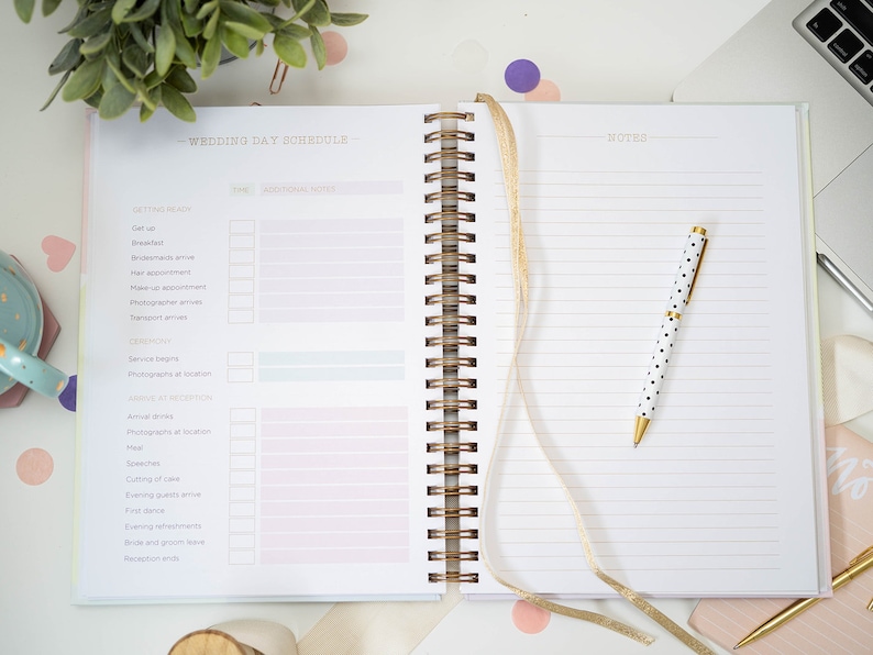 Może przedstawiać: Planer ślubny ze złotą spiralą i białym długopisem w czarne kropki. Planer ma r&oacute;żowo-niebiesko-ż&oacute;łty gradient z napisem "Wedding Day Schedule" u g&oacute;ry.