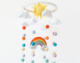 Vilten regenboog-babymobiel: kleurrijk kinderkamerdecor