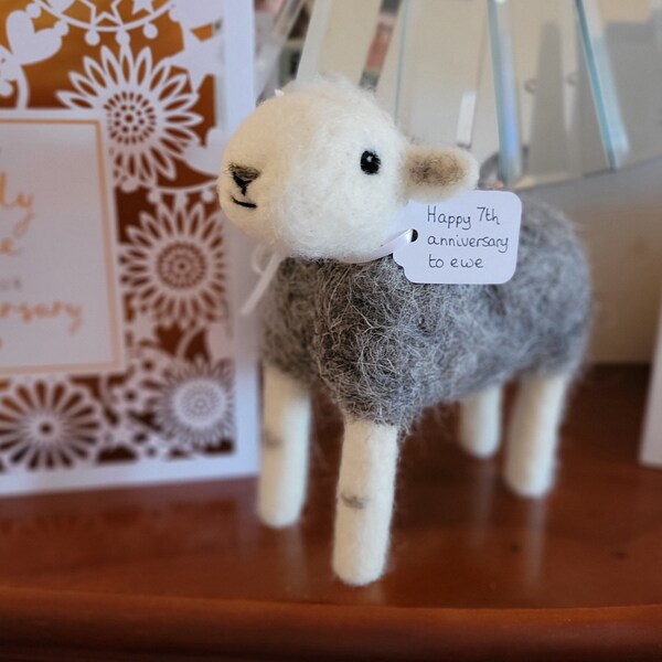 Aguja fieltro oveja Herdwick - con etiqueta personalizada - aniversario de lana