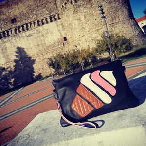 Clutch, com alça de ombro, corrente, presente perfeito, bolsa de couro, fabricada na Itália, feita à mão.