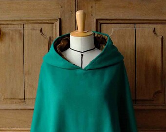 Cape vert menthe à capuche doublée avec poche intérieure ventrale - Conception et confection artisanale française