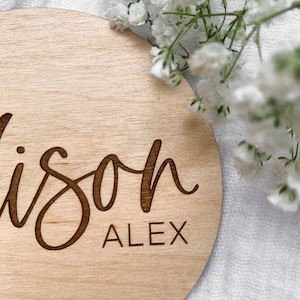 Baby Name Announcement Sign Wooden Circle Birth Announcement Sign Newborn Photo Name Sign Hospital Baby Stats Sign Bild 8