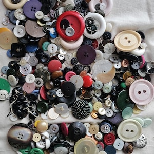 Random ONE Pound Lot of Vintage Buttons