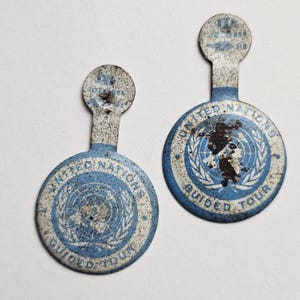 Set met gevouwen badges met rondleiding door de Verenigde Naties uit de jaren 60 (2) New York