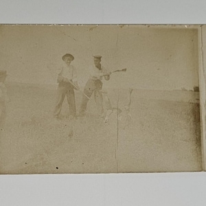 Carte postale vintage avec photographie de 1913 Trois hommes dans une ferme