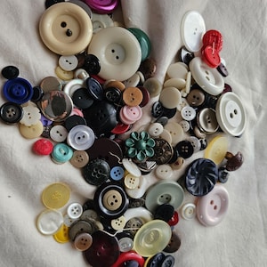 Random 1/2-Pound Lot of Vintage Buttons