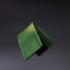 Cartera plegable con bordes pulidos.