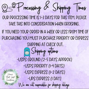 以下が含まれることがあります： 黒い筆記体で「Processing & Shipping Times」と書かれた看板。下には、USPSやUPSのサービスを含む、処理時間と配送オプションが詳しく書かれています。背景は、柔らかな紫色の花柄です。