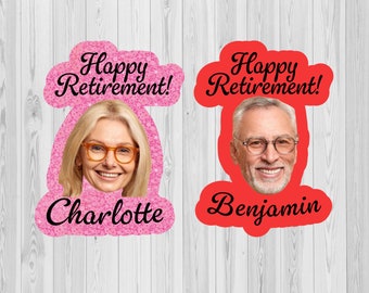 Könnte beinhalten: Zwei personalisierte Ruhestandsparty-Schilder in Pink und Rot mit Fotos eines Mannes und einer Frau. Die Schilder sagen "Happy Retirement!" mit den Namen "Charlotte" und "Benjamin" unter den Fotos.