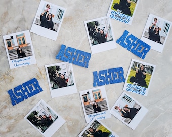 Könnte beinhalten: Eine Sammlung von Abschlussdekorationen, darunter blaue Glitzerbuchstaben, die "Asher" und "2025" buchstabieren, ein blaues Glitzerbanner mit dem Text "Klasse von 2025" und mehrere Sofortfotos eines Absolventen in Kappe und Robe. Die Fotos enthalten den Text "Maplewood University".