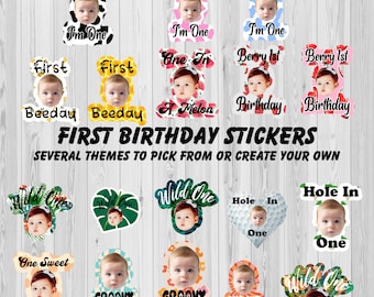 Könnte beinhalten: Ein Set mit 12 bunten Stickern zum ersten Geburtstag mit verschiedenen Motiven, darunter "Holy Cow", "Wild One", "One Sweet Peach" und "Groovy One". Jeder Sticker hat Platz für ein Foto.
