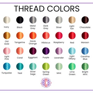 以下が含まれることがあります： THREAD COLORSと題されたカラーチャートには、白、黒、グレー、赤、ピンク、青、緑、黄色など、さまざまな色合いの刺繍糸の円形見本が40個表示されており、それぞれの円の下に色名が記載されています。