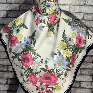 送料無料 本物のシルクスカーフ (26インチ×27インチ) C 11514