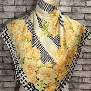 Livraison gratuite Authentique foulard en soie Nina Ricci (33 "x 34") C7963