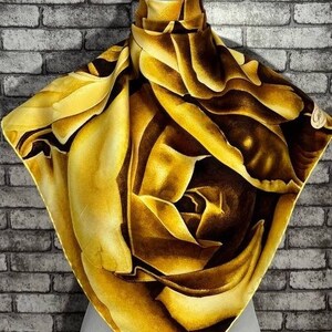 Free shipping Authentic Gucci silk scarf (33”x34”) C8963