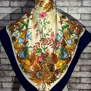 送料無料 本物のシルクスカーフ (33インチ×34インチ) C 11442