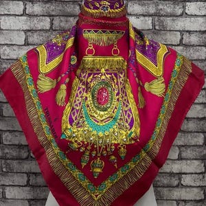 送料無料 本物のシルクスカーフ (33インチ×34インチ) C11553