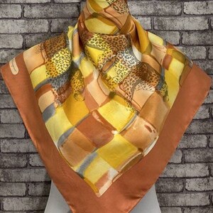 Livraison gratuite Authentique foulard en soie Salvatore Ferragamo (33"x34")F 5945